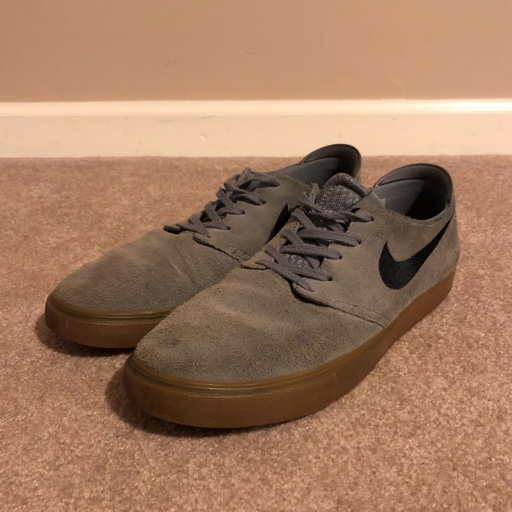 NIKE SB ZOOM Grey Suede Shoes